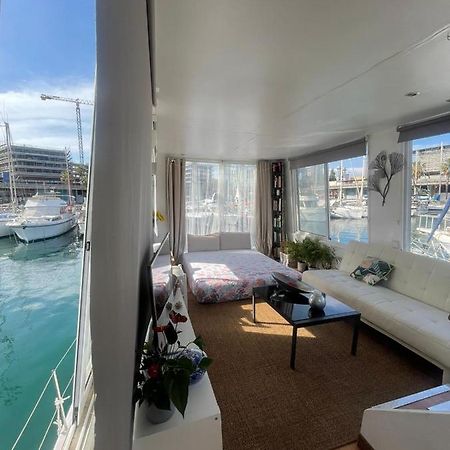 Light Bedroom In A Home Boat Barcelona Exterior foto