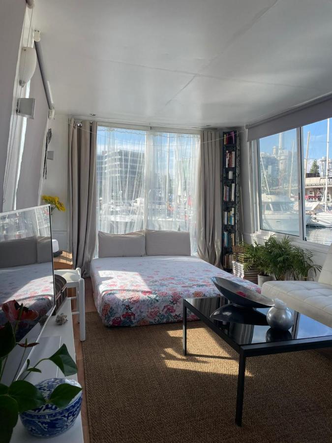 Light Bedroom In A Home Boat Barcelona Exterior foto