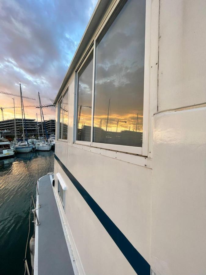 Light Bedroom In A Home Boat Barcelona Exterior foto