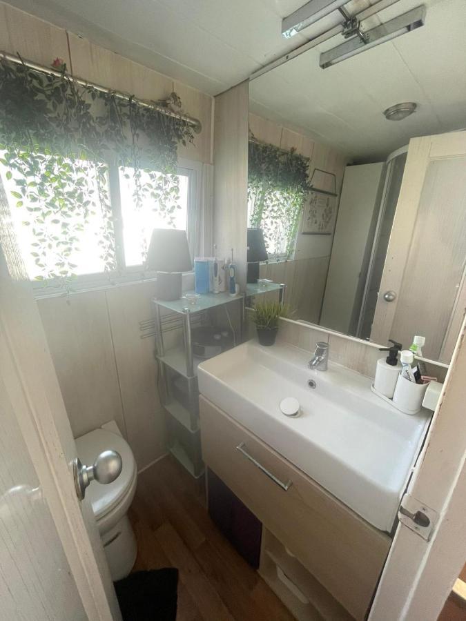 Light Bedroom In A Home Boat Barcelona Exterior foto